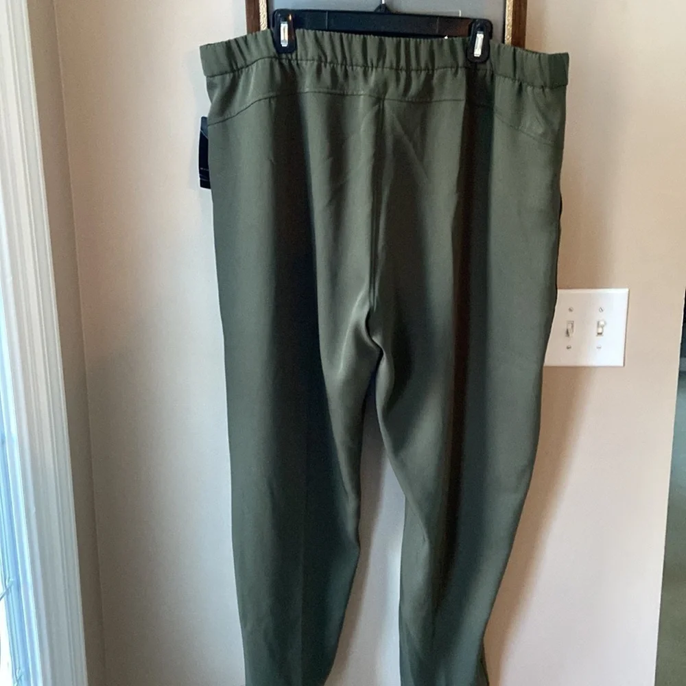NWT Avia Green Commuter Pants